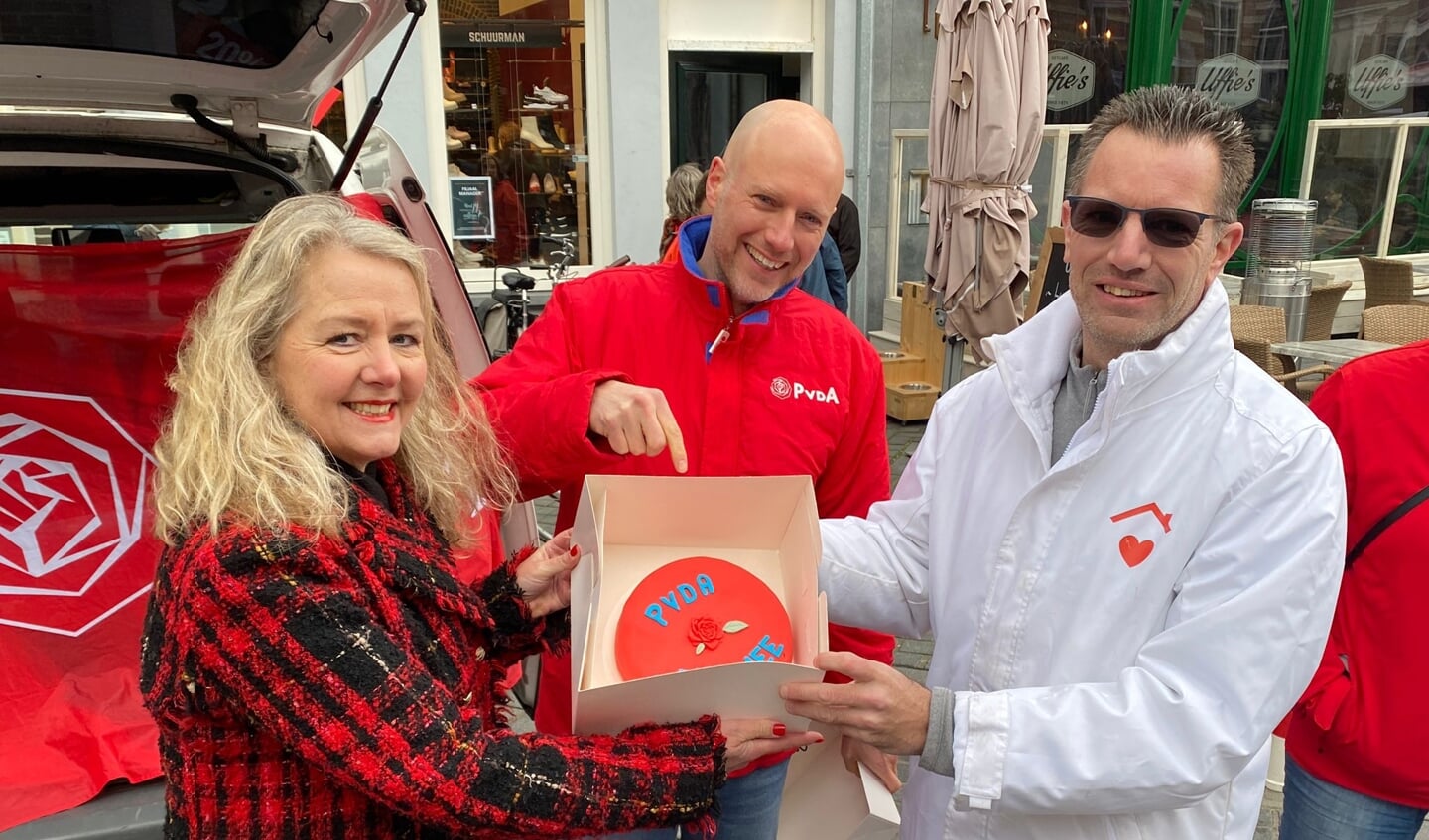 Esther Mirjam Sent en Jasper Bloem geven Rode Taart aan Hans van Noort van Cornerstone Lighthouse. Foto: PR