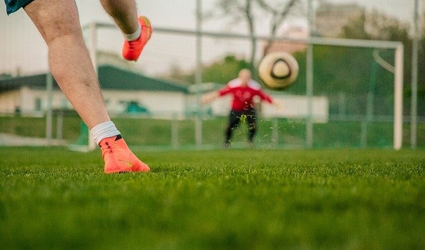 Voetbal: schot op doel. Foto: Pixabay