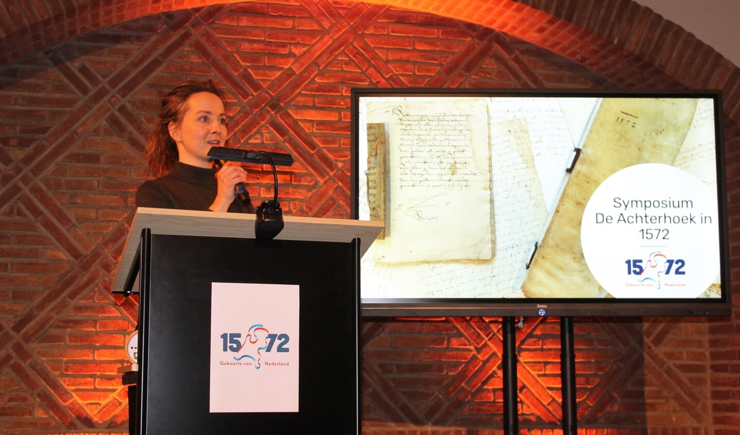 Sylvia Heijnen spreekt tijdens symposium 1572. Foto: Leo van der Linde