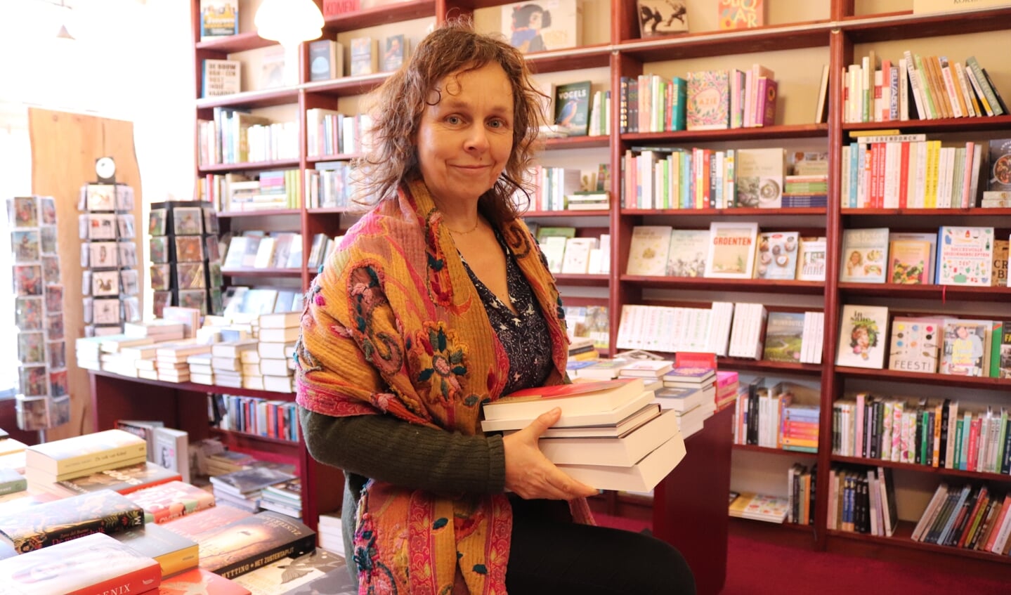 Lovink is al 175 jaar een begrip in Lochem en omstreken. Boekverkoper Eke Mannink noteert scènes die zich in en om de boekhandel afspelen. Foto: Arjen Dieperink