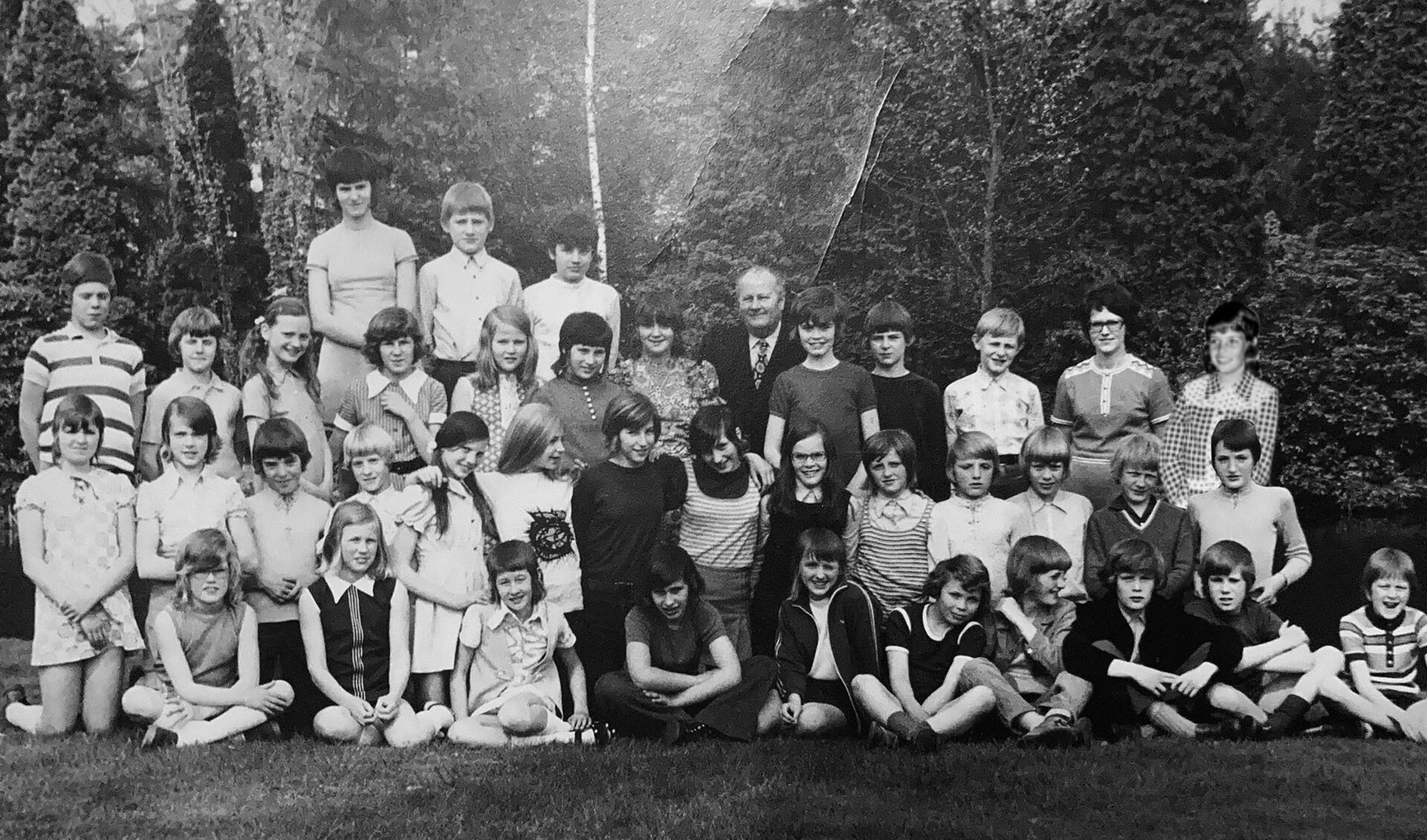 De zesde klas van de Grolse Canisiusschool, 50 jaar geleden in 1972, met staand in het midden meester Jan Dietz.