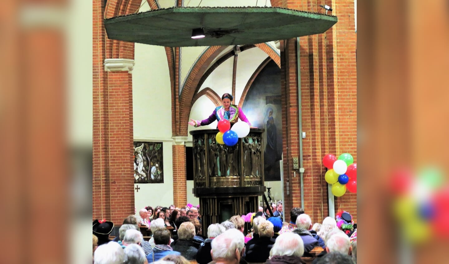 Chiara Monasso uit Groenlo spreekt in 2020 vanaf de preekstoel het kerkvolk toe. Foto: Theo Huijskes