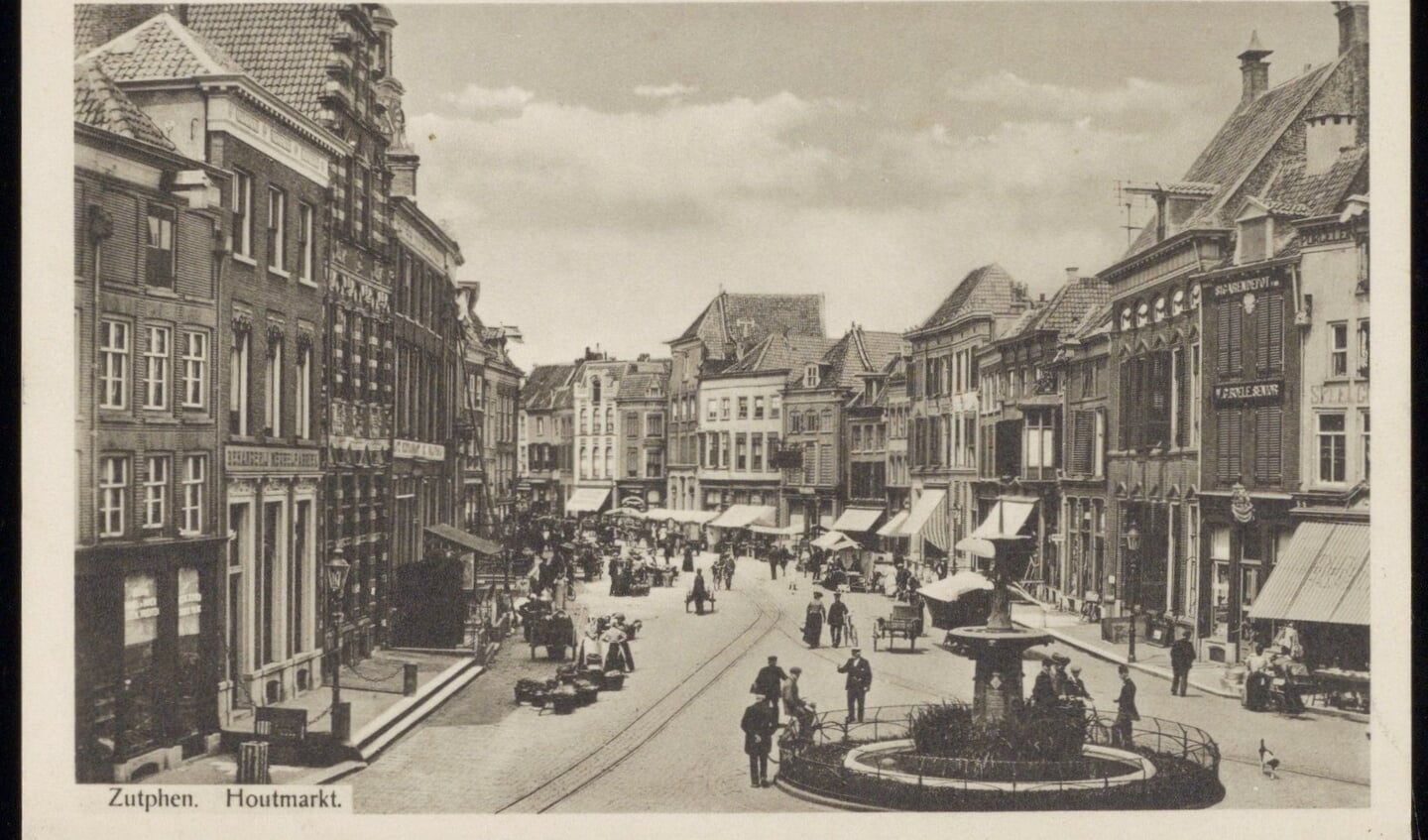 Wilhelminafontein op de Houtmarkt. Foto: Collectie Stedelijk Museum Zutphen