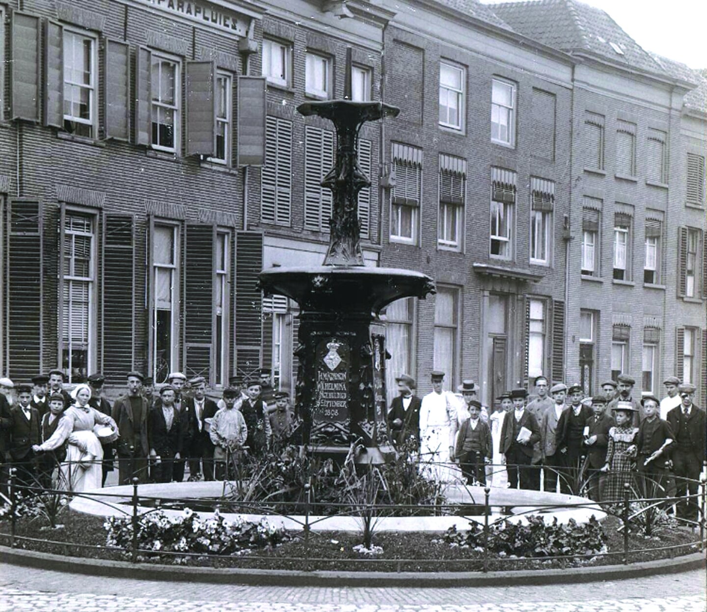 Onthulling Wilheminafontein op de Houtmarkt in 1899. Foto: Erfgoedcentrum Zutphen