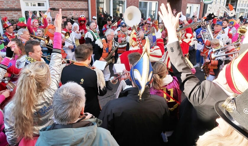 Massaal carnavalsfeest in de Kevelderstraat, in hartje Groenlo. Foto: Theo Huijskes