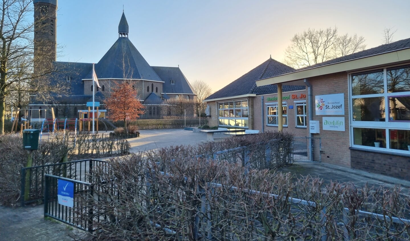 De St. Jozefschool en St. Caeciliakerk in Rietmolen. Foto: Rob Weeber