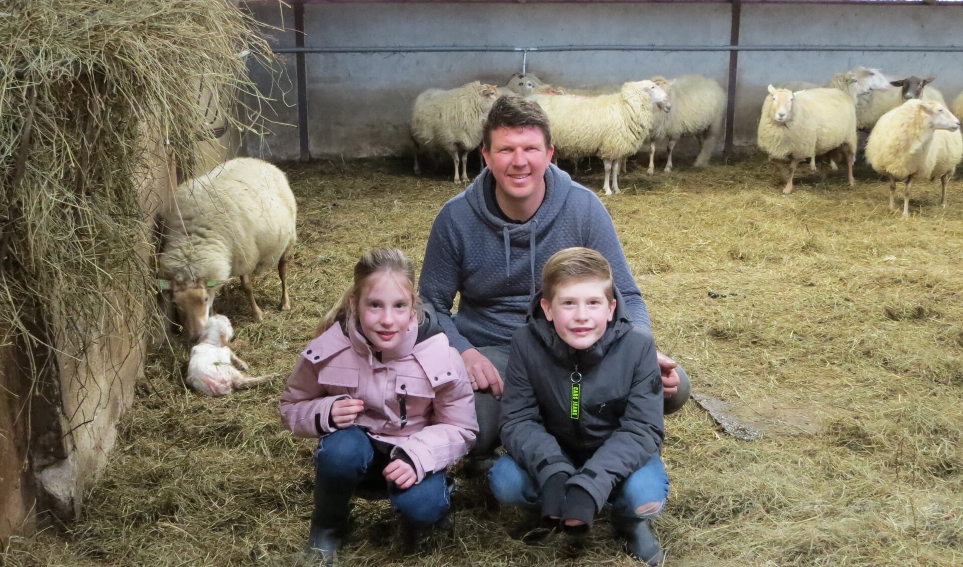 Lotte en Gijs de Jager met schaapherder Siebe zitten na het interview dichtbij moeder schaap en haar zojuist geboren lammetje. Foto: Josée Gruwel.