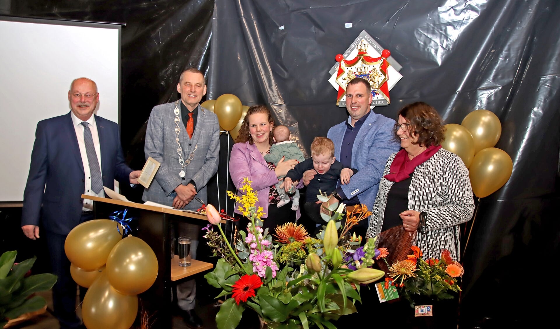 Het gezin Lurvink krijgt het predicaat uitgereikt. Foto: Jan Oberink