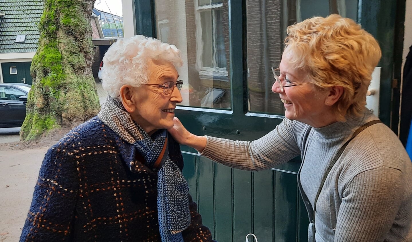 Mevrouw Wolterinck-ten Have wordt hartelijk welkom geheten door vrijwilliger Lidwien Reukers. Foto: Kyra Broshuis