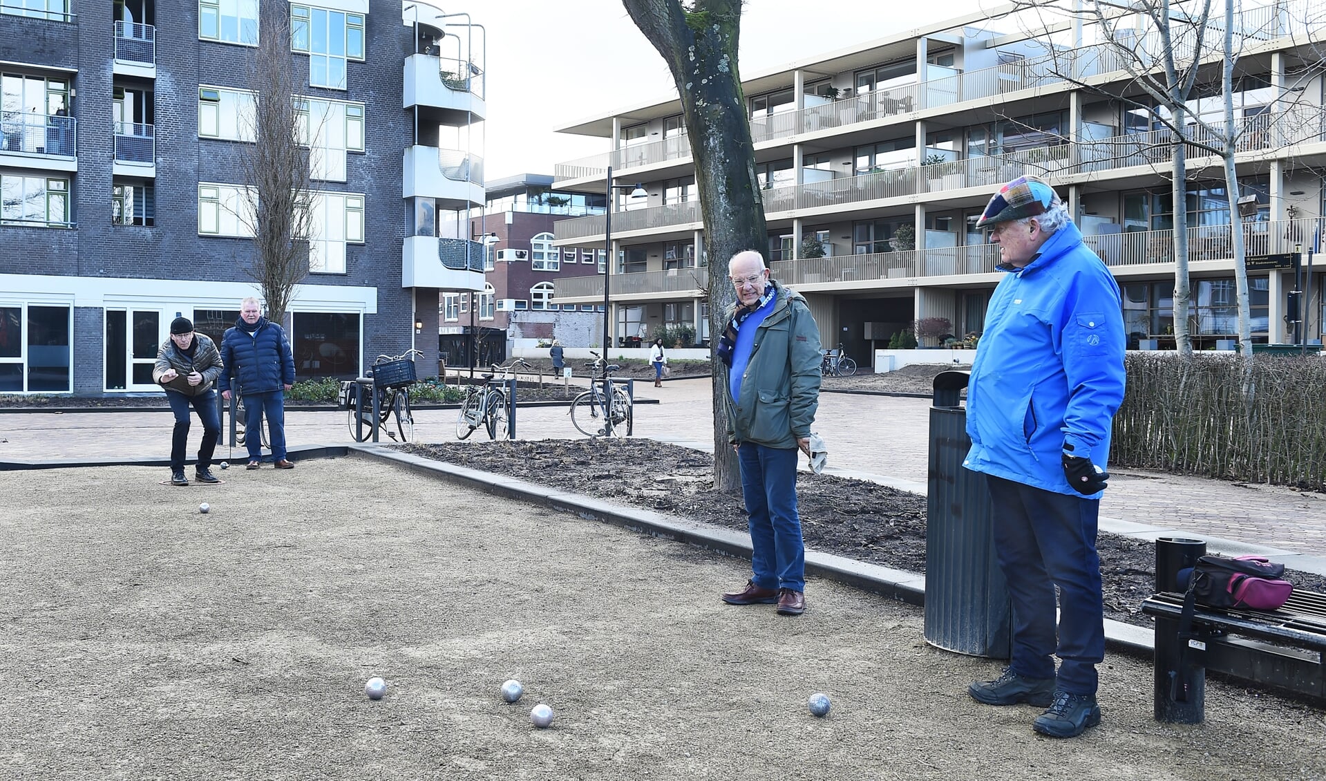 Jeu des boulesbaan op de Veentjes. Rechts Nol Nijhoff, naast hem Jan Schoppenma, Fred Thuis, Roel Riksen. Foto: Roel Kleinpenning