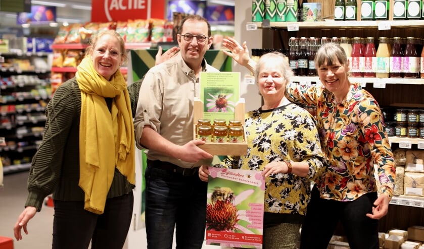 Bij Plus nam Paul van Houten de honing in ontvangst van Marion Zielhorst, Bieke Guntenaar en Feikje Breimer. Foto: Feikje Breimer