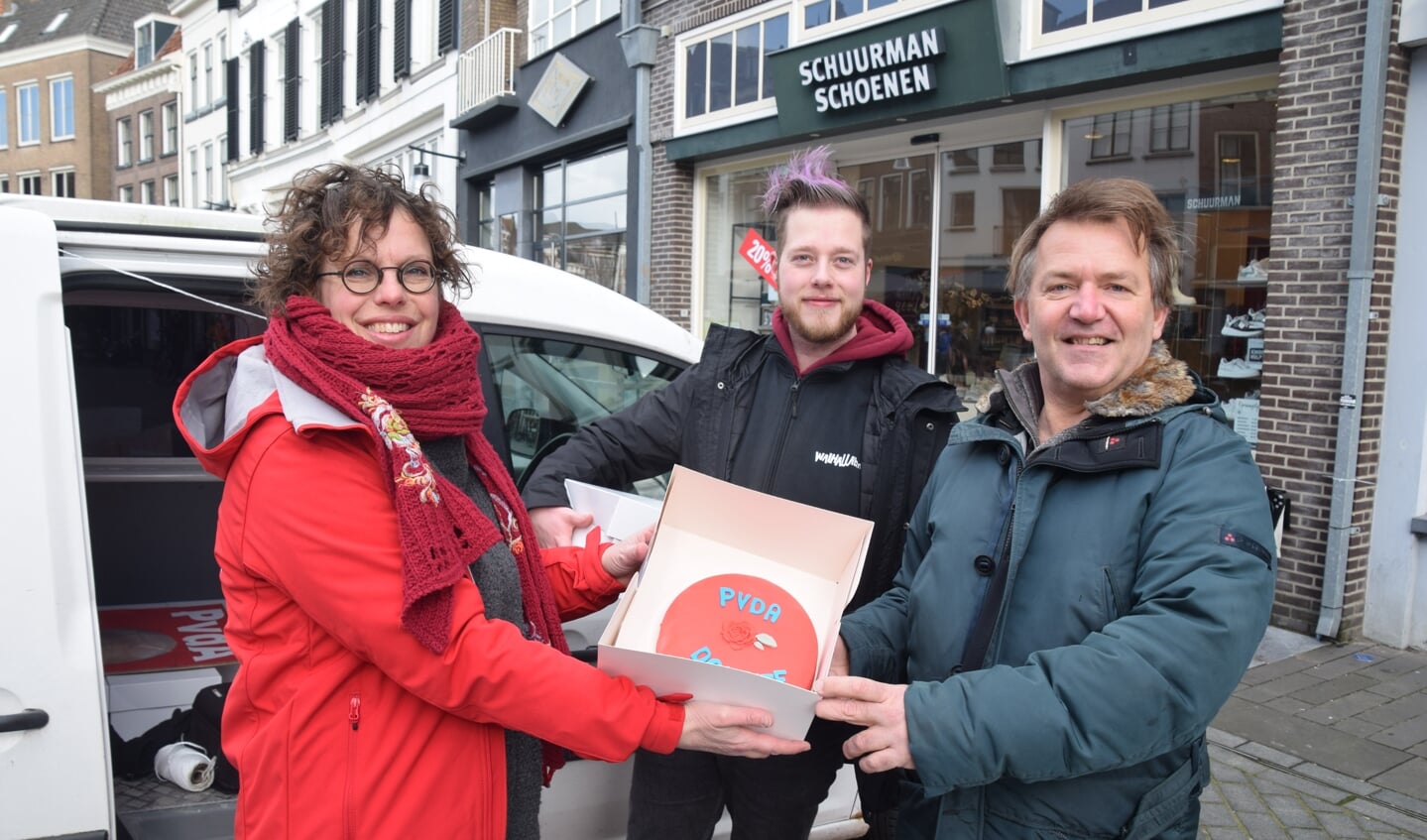 Lieke Roos geeft Rode Taart aan WALHELLEp en Ambacht21. Foto: PR