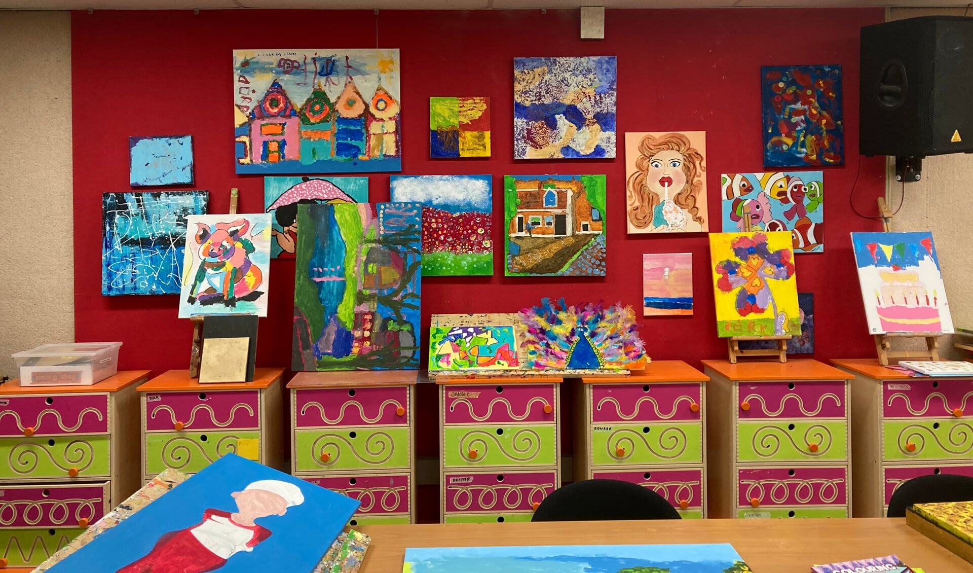 Kleurige schilderwerken gemaakt door de bezoekers van het activiteitencentrum. 