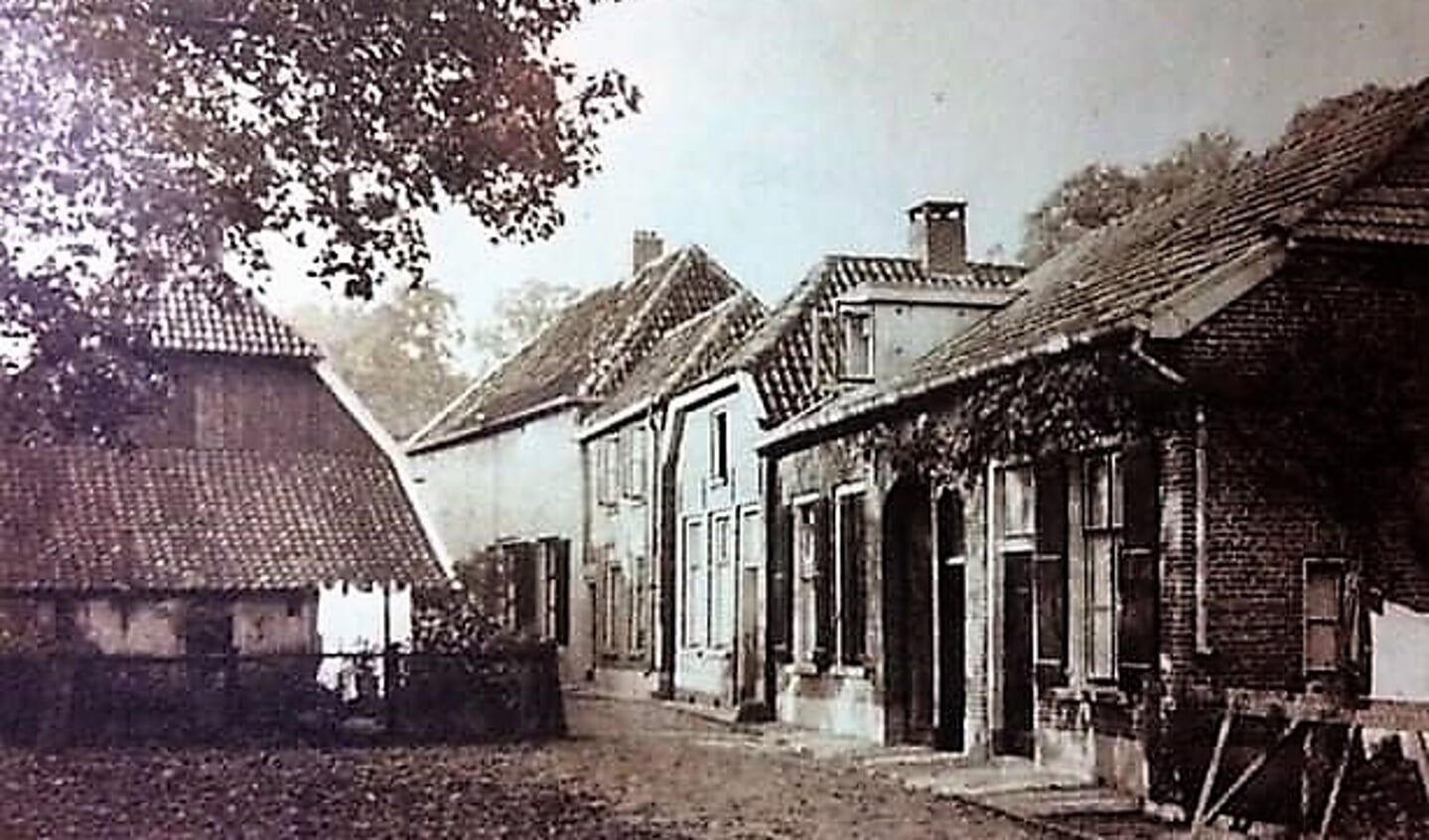 Het ouderlijk huis (rechts) van de familie Frank in vroegere jaren aan de Barakkenplaats. Foto: archief familie Frank