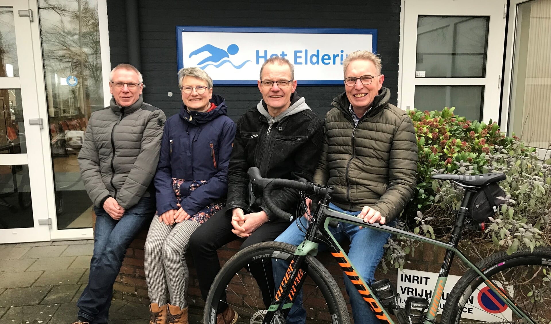 Het bestuur van de triatlon Hengelo: (v.l.n.r.) Gerbert Vossers, Jolanda Wissels, Alex Hendriks en Jan Plekkenpol. Foto: Ellen Somsen