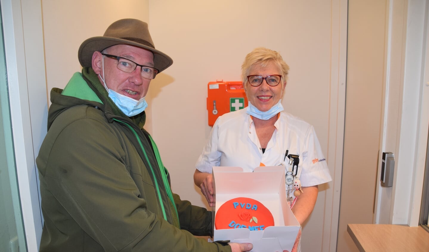 Frans Manders geeft een Rode Taart aan de Eerste Hulp van het Gelre Ziekenhuis. Foto: PR