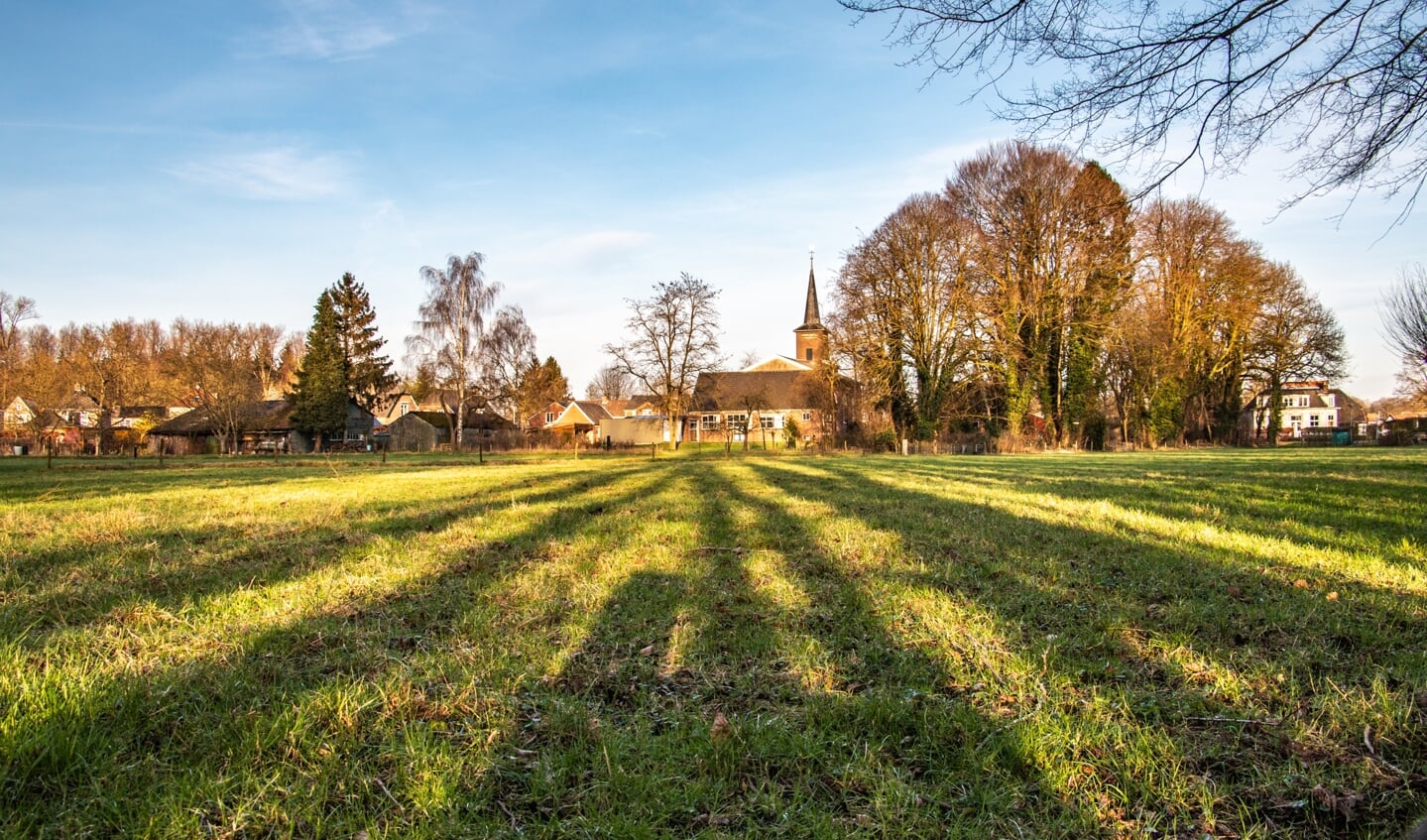 Het terrein achter Dorpsstraat 16, met links de te slopen schuren, midden de kerk en rechts tussen de bomen gebouw Withmundi. Foto: Liesbeth Spaansen