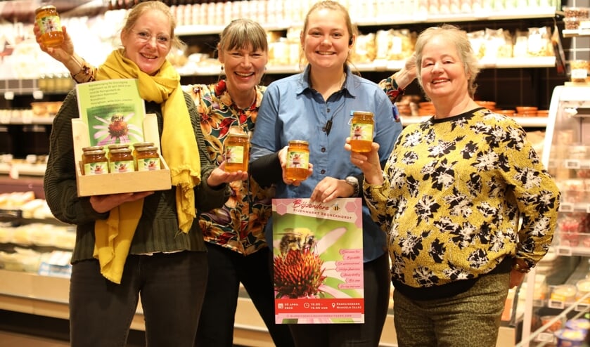 Bij Albert Heijn nam Kyra Wennekes de potjes honing aan van Marion Zielhorst, Bieke Guntenaar en Feikje Breimer. Foto: Feikje Breimer