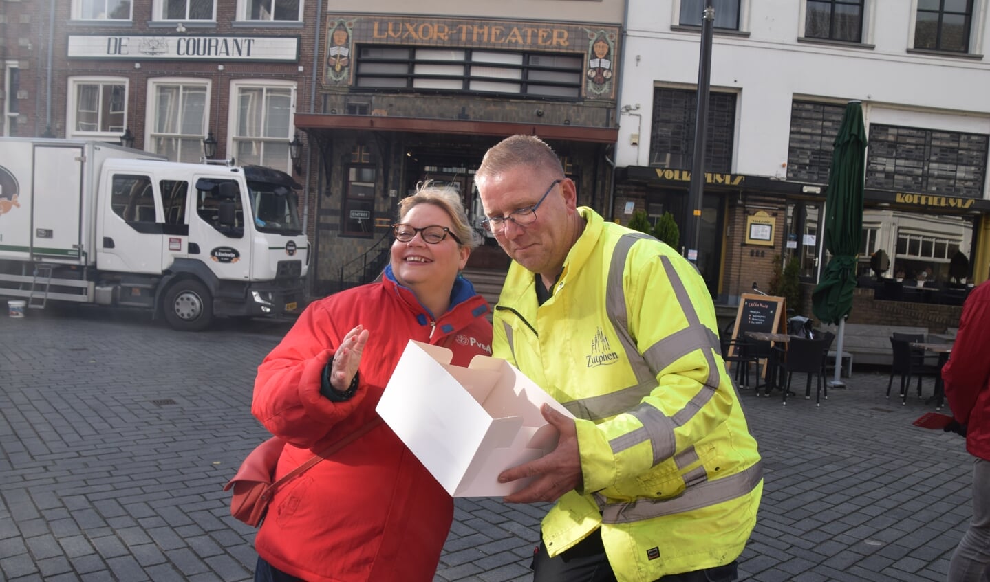 Karin Jeurink geeft een Rode Taart aan Roel van de strooiploegen van de gemeente. Foto: PR