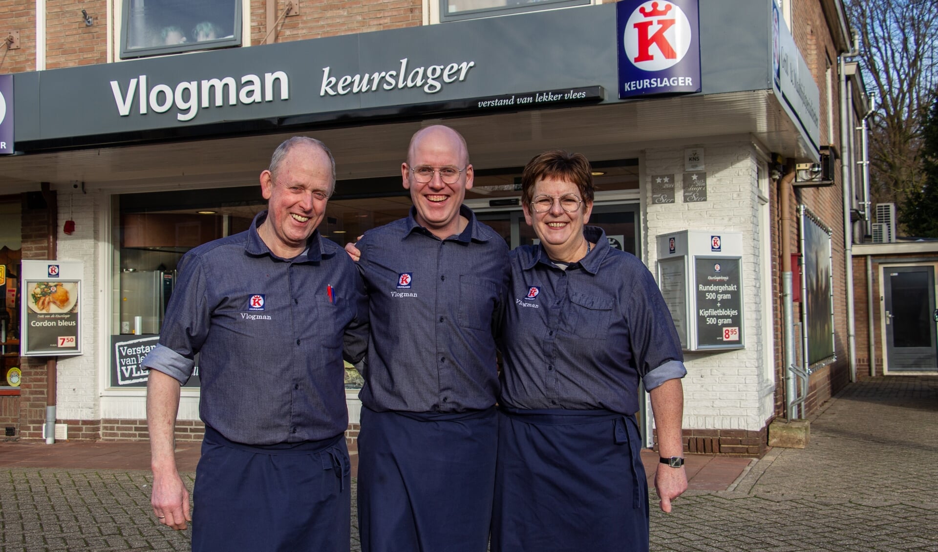 Dick, Roy en Hetty Vlogman voor hun winkel aan de Zutphenseweg. Foto: Liesbeth Spaansen