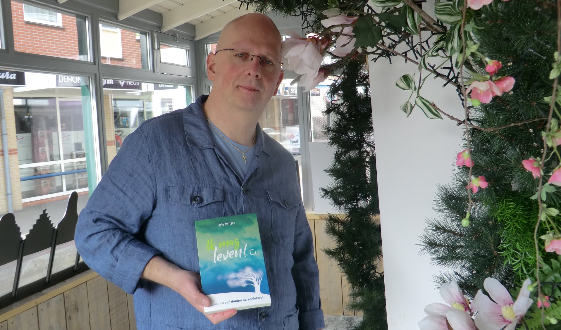 Arie Zwitser met het eerste exemplaar van zijn boek 'Ik mag leven'. Foto: Walter Hobelman