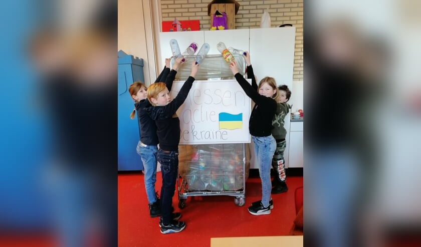 Lege flessen-actie voor Oekraïne bij basisschool Op d’n Esch. Foto: PR