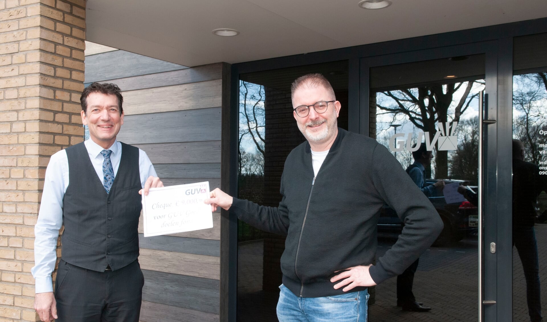 Henk-Jan Harbers (GUV, links) reikt de cheque uit aan Marco van Lochem. Foto: PR