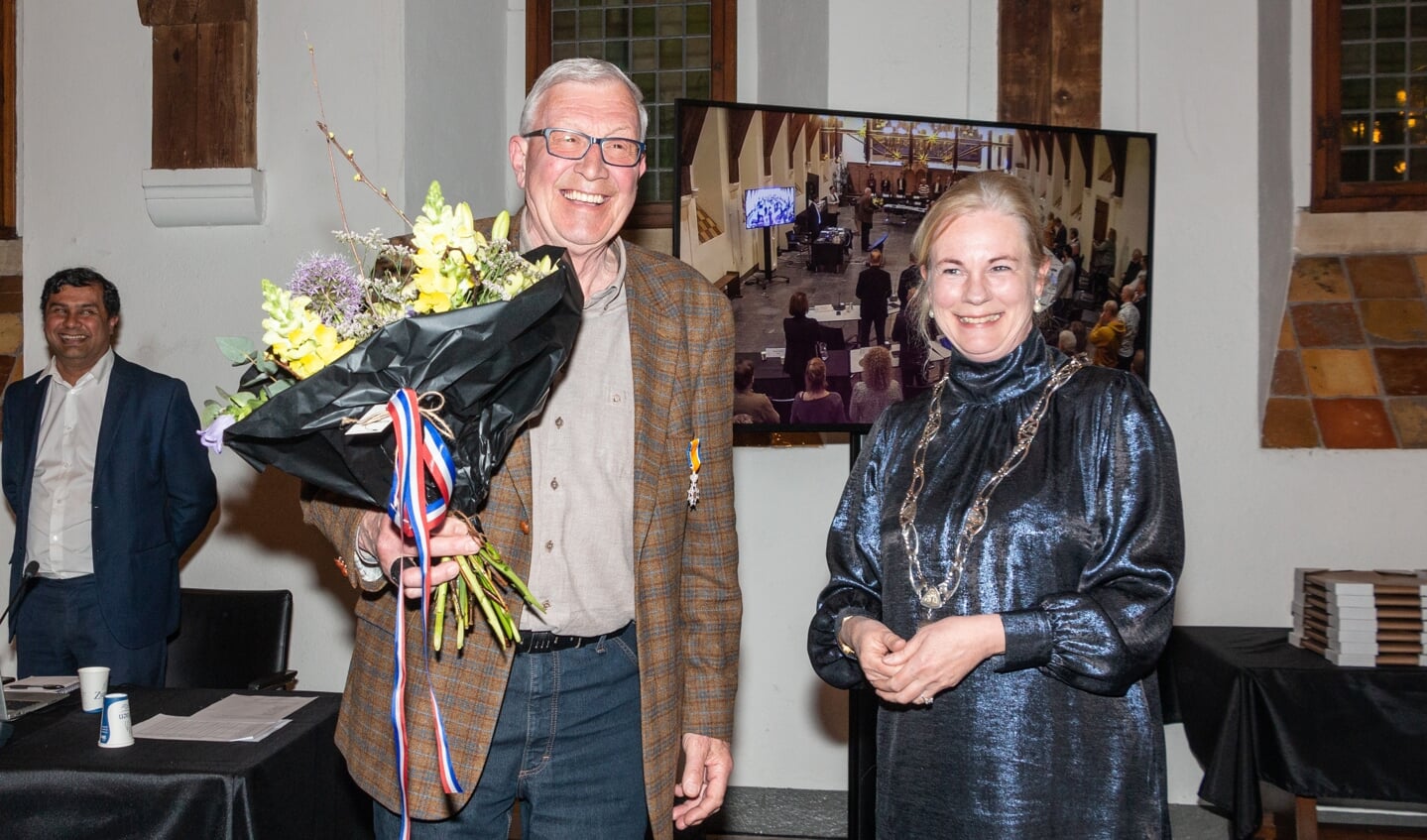 Harrij Hissink ontvangt een koninklijke onderscheiding uit handen van burgemeester Annemieke Vermeulen. Foto: Henk Derksen