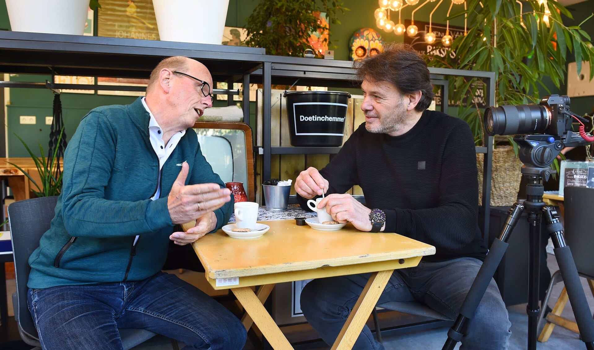 Schrijver Wim Maatman (links) en cameraman Patrick Spoel in gesprek over de rockopera FREYHEYT. (Foto: Roel Kleinpenning)