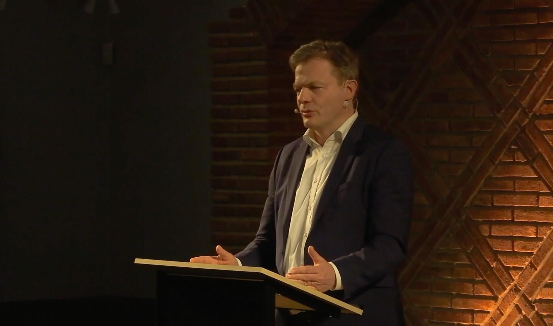 Pieter Omtzigt spreekt het publiek toe tijdens zijn lezing in de Koppelkerk. Foto: PR Koppelkerk
