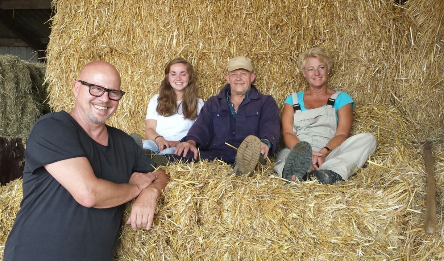 Peter met de hoofdrolspelers in de clip 'Boer'n'. Foto: Henri Walterbos
