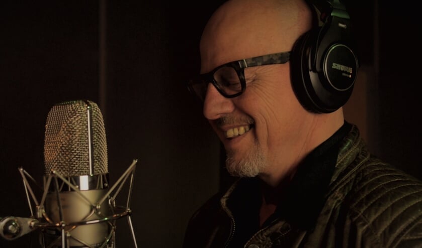 Peter in de clip bij 'Dat land, dee leu'. Screenshot 'Dat land, dee leu'