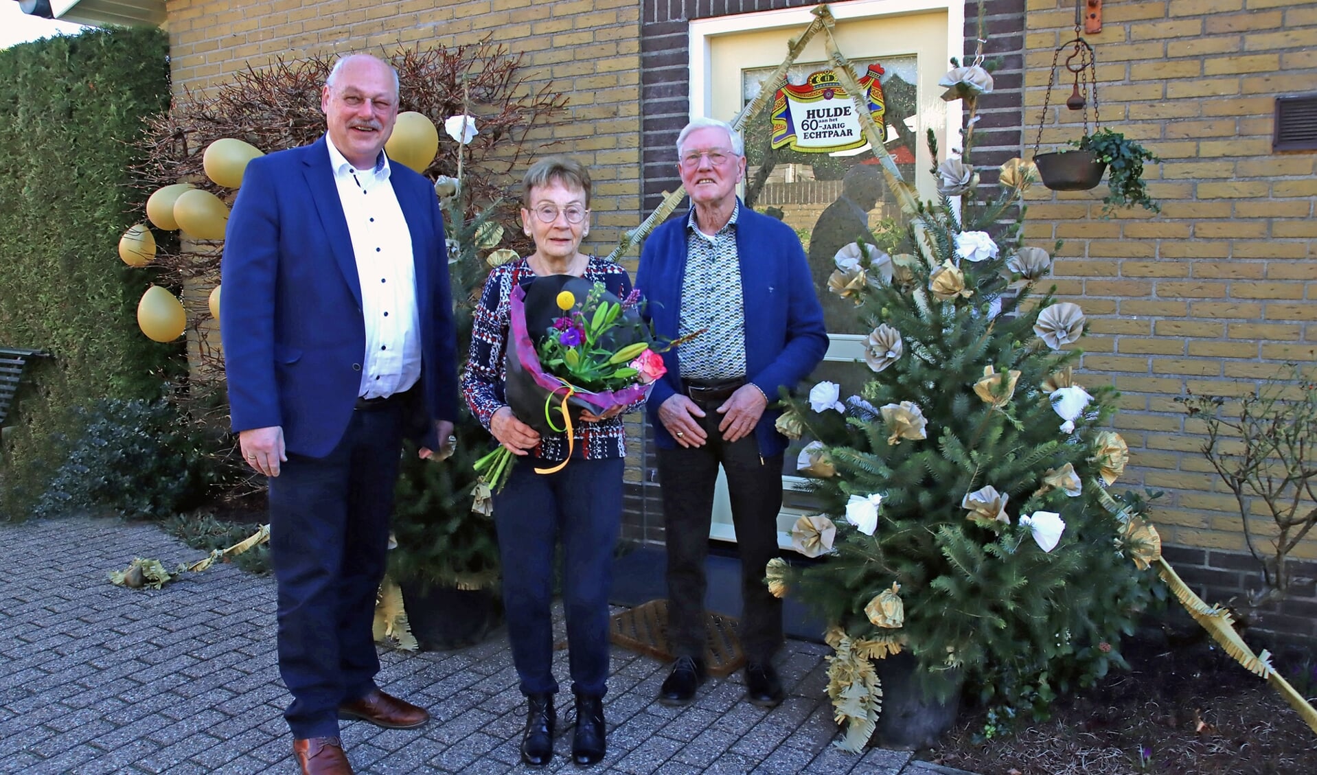 Bruidspaar Han en Ineke Schuurman - Geurkink met wethouder Martin Veldhuizen (links). Foto: Jan Oberink