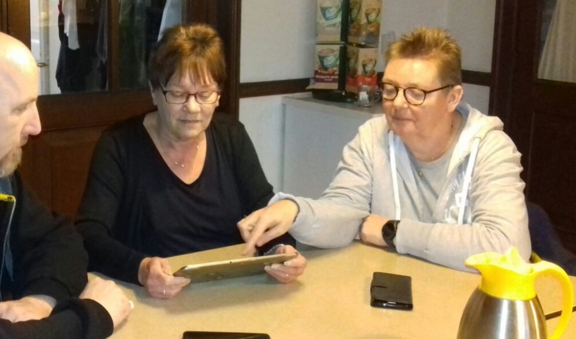 Ouderen leren omgaan met PC of mobiel. Foto: PR