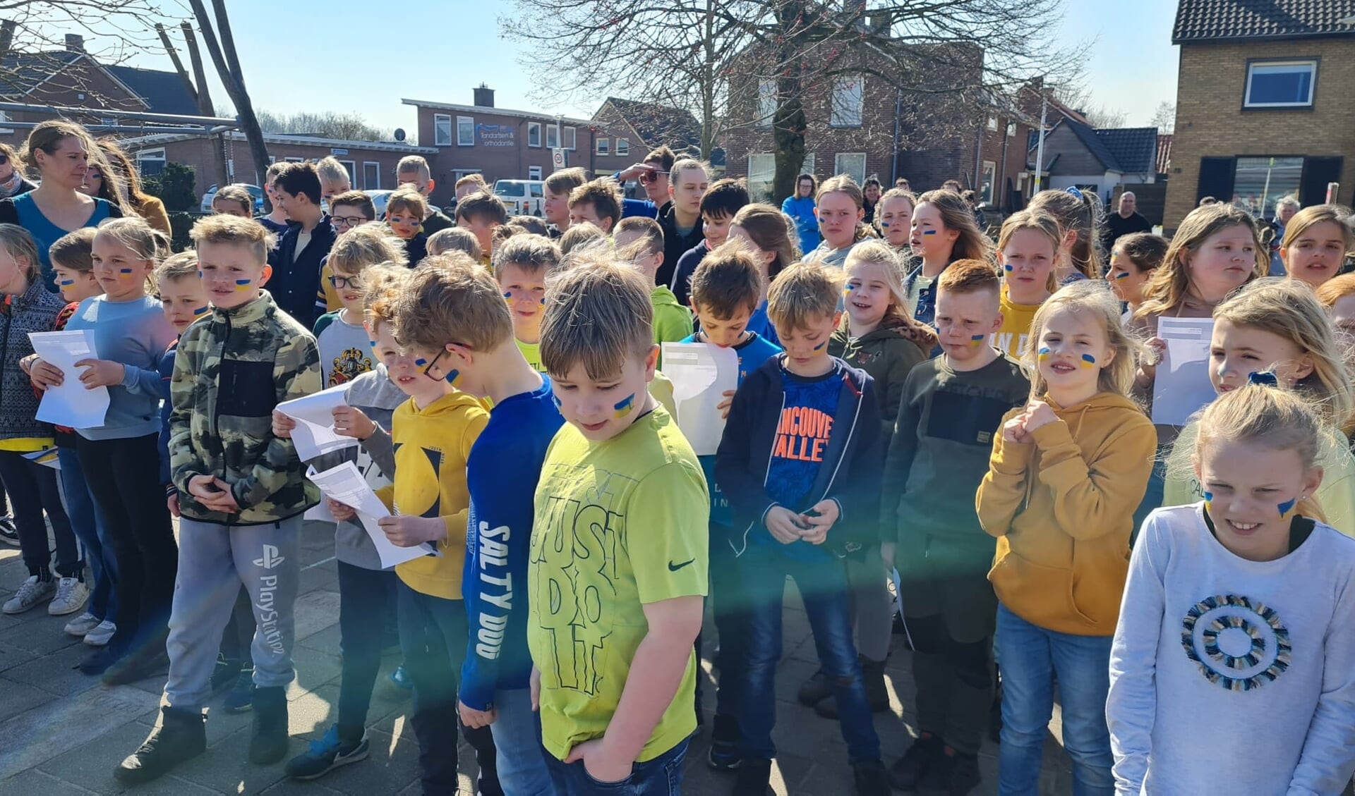 Leerlingen van de Dorpsschool Halle zingen voor Oekraïne. Foto: Dorpsschool Halle