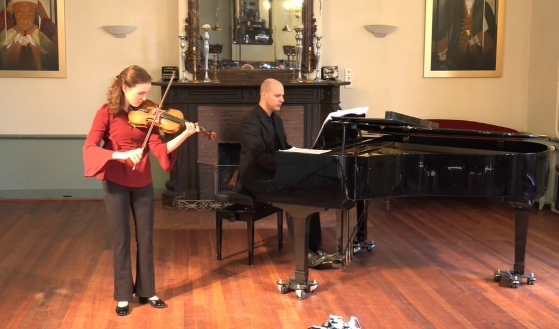 Still uit de digitale deelnamevideo van Charlotte Kouwe, begeleid door Jorrick Simmes op piano. 