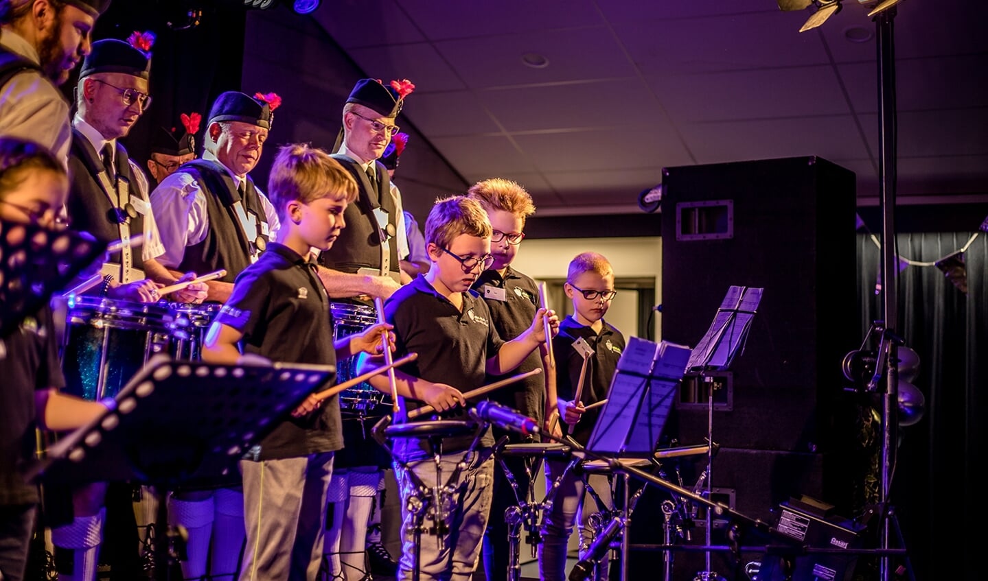 Optreden Highland Valley Juvenile Pipe Band tijdens de jubileumdag. Foto: Jeannette Arends