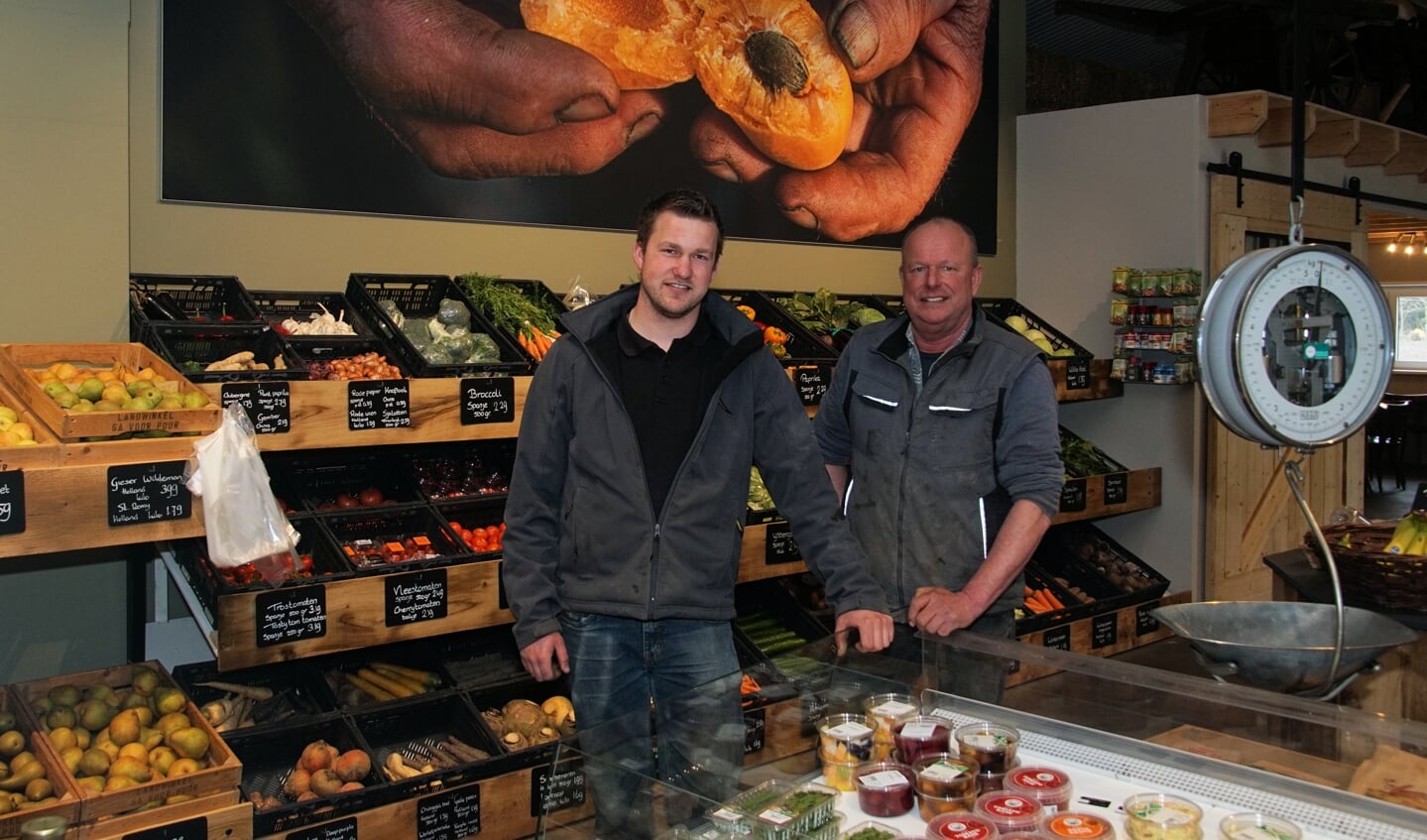 Edwin en vader Gert Smits in de landwinkel. Foto: Frank Vinkenvleugel