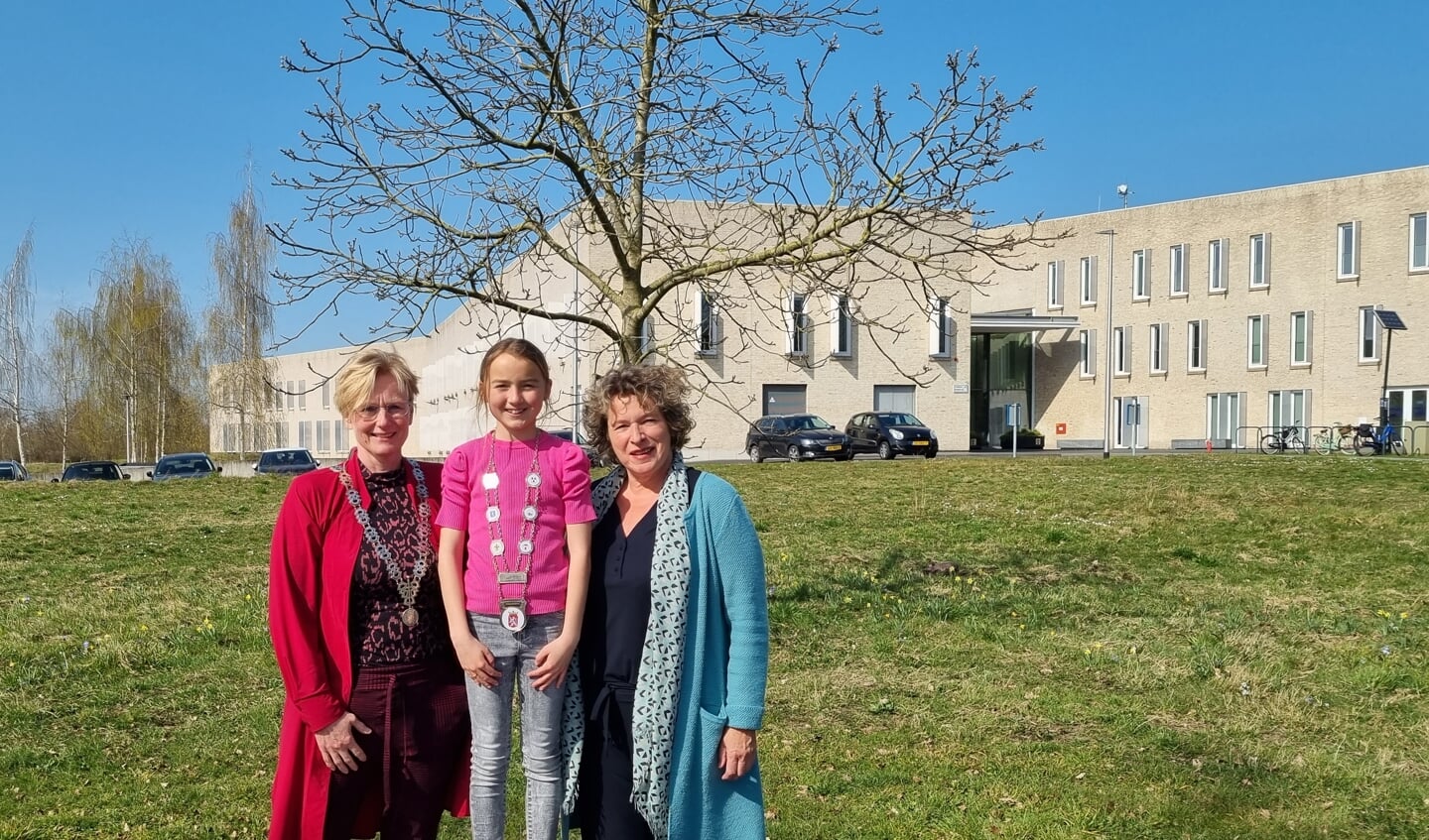 Burgemeester Marianne Besselink, jeugdburgemeester Lisa Ankersmit en Hanneke Kruissink van Meedoen in Bronckhorst. Foto: Kirsten Remerie