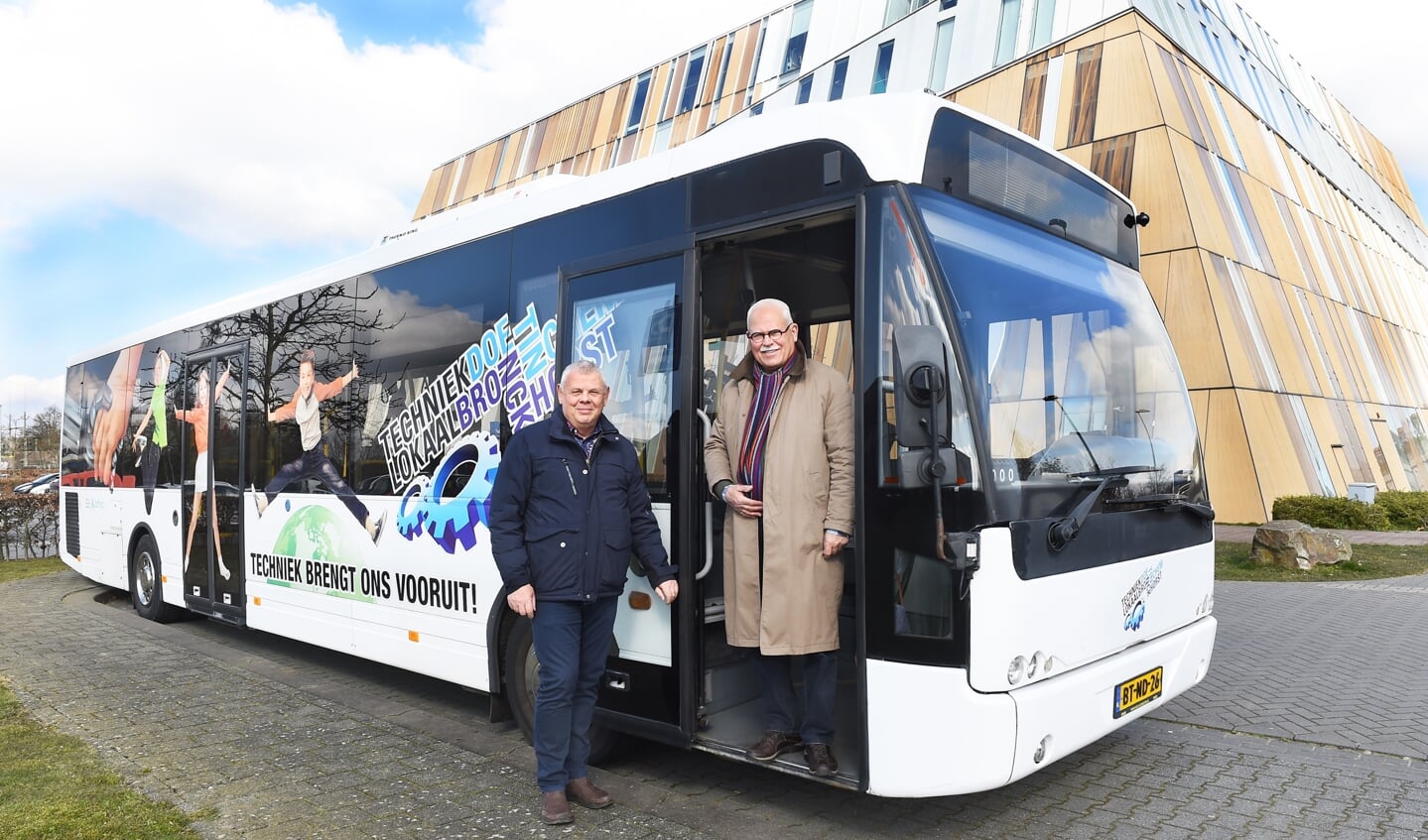 Willy Dominicus, techniekcoördinator en Ibo Stamhuis, chauffeur van de bus. Foto: Roel Kleinpenning