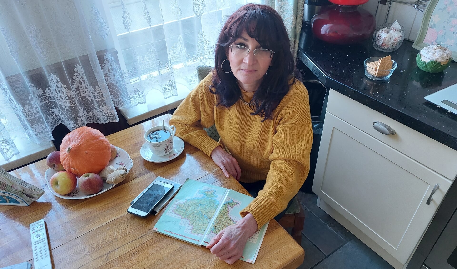 Alonka met een kaart van Oekraïne op tafel. Foto: Karin Stronks