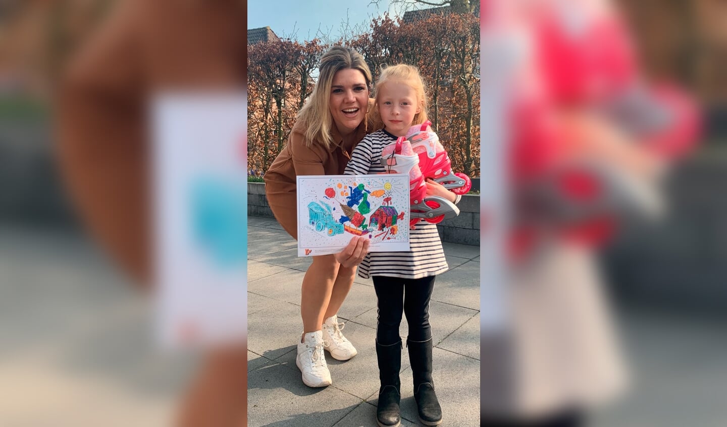 Shilow Schutte uit Halle krijgt skeelers overhandigd door VVD-raadslid Daniëlle Rouwen. Foto: VVD Bronckhorst