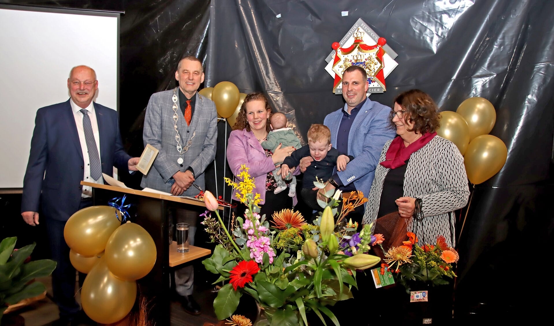 Het gezin Lurvink neemt het predicaat Hofleverancier in ontvangst. Foto Jan Oberink
