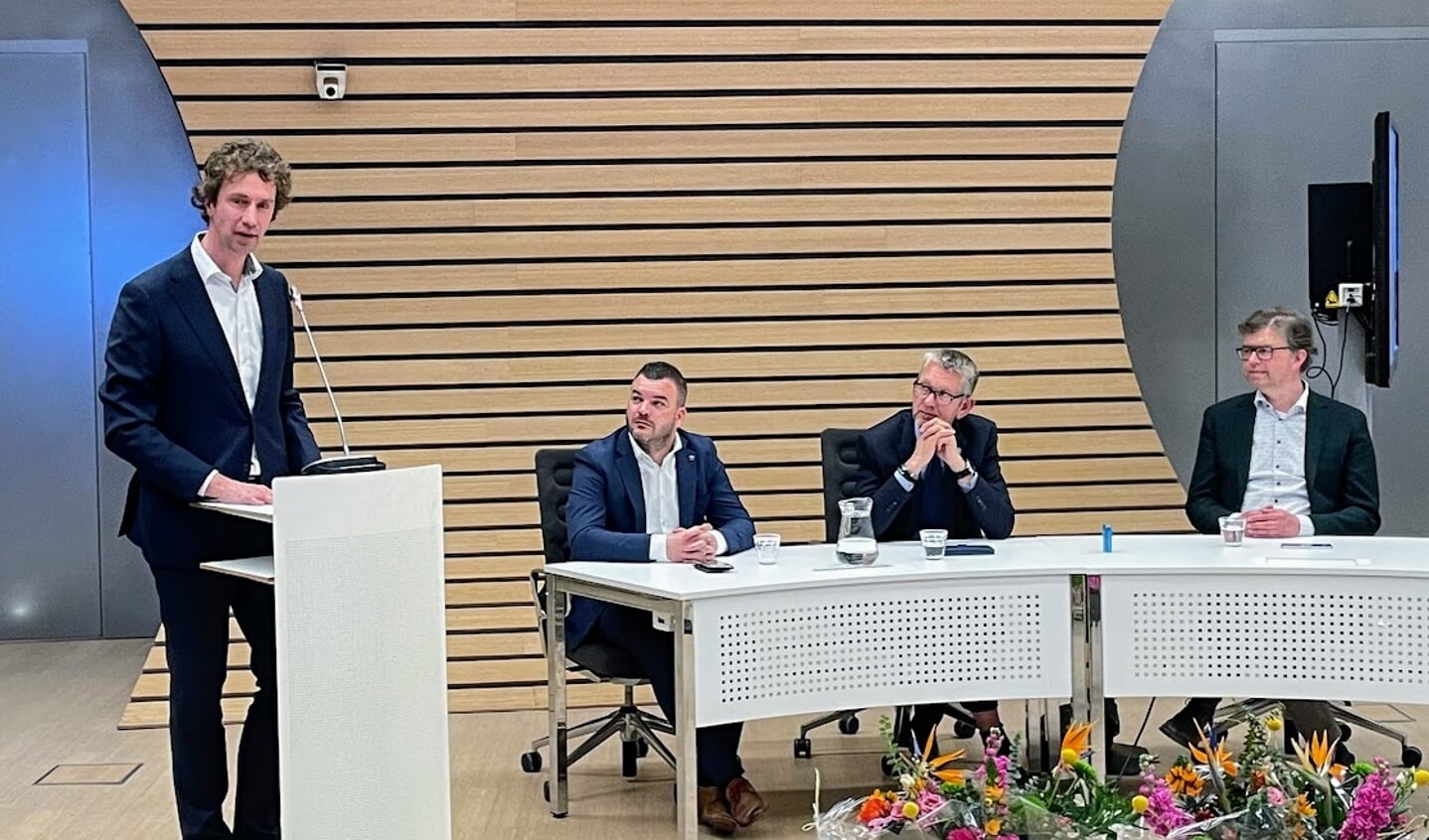 Pieter Bas ter Maat (l) tijdens zijn afscheid als raadslid op 28 maart. De wethouders (vlnr) Robert Bosch, Eric-Jan de Haan en Henk van Zeijts kijken toe. Foto: Henri Bruntink