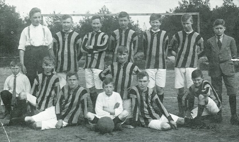 Terug in de tijd: het eerste elftal uit 1920 van Excelsior Ruurlo. Foto: PR