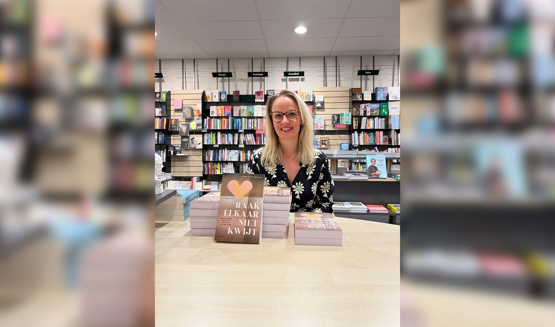 Rianne Roes achter een stapel van haar boeken in Boekhandel Kramer. Foto: Sander Damen