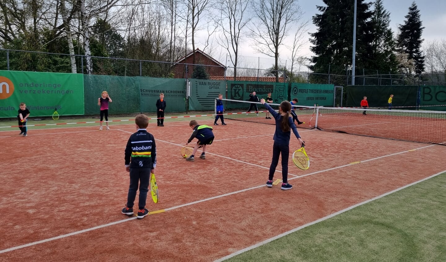 Kinderen van groep 3 en 4 van OBS De Marke in Neede op de tennisbaan van Smash Neede. Foto: Rob Weeber 