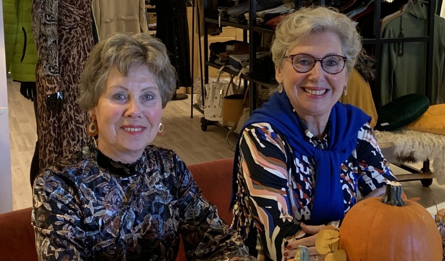 De zussen Albertine van Zeeburg-Bongers (l) en Wilma Broersma-Bongers in hun nieuwe vestiging van Tine Mode in Vorden. Eigen foto