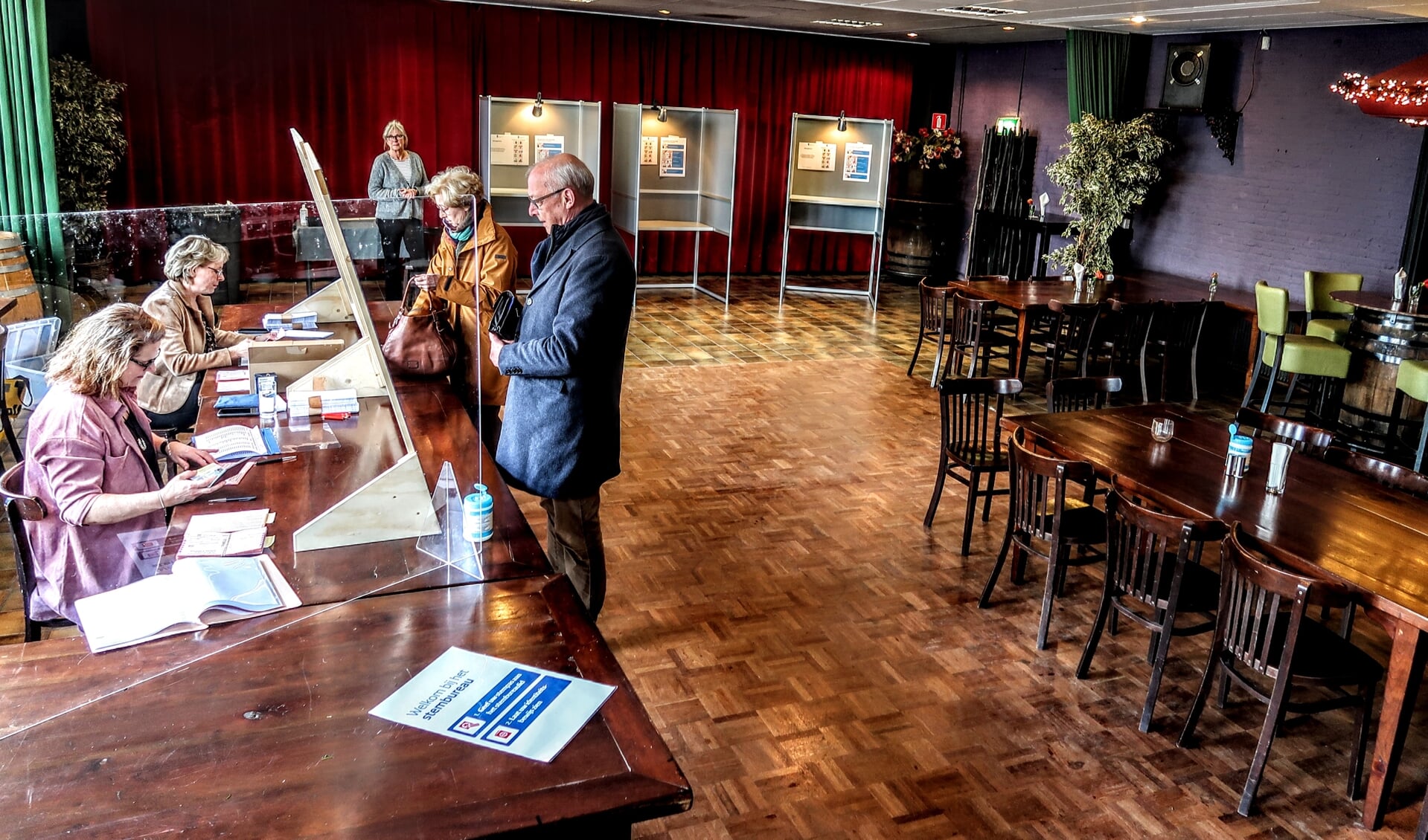 De eerste kiezers brachten maandagmiddag hun stem uit in café-zaal FF naar Steef in Hummelo. Foto: Luuk Stam