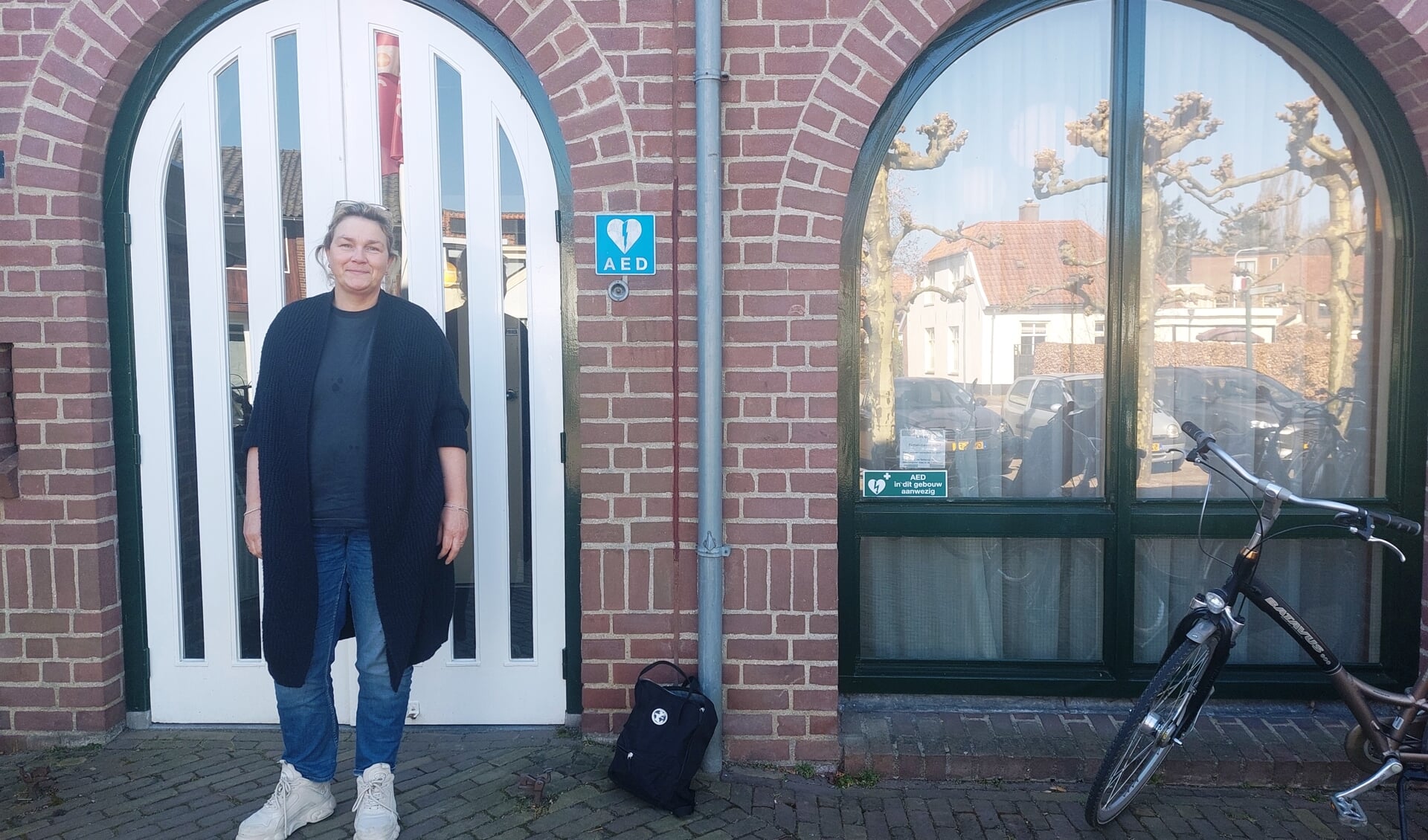 Ondersteunend coördinator Jolanda Hogenkamp voor de ingang van de Eekschuur, een plek waar SchuldHulpMaatje geregeld samenkomt. Foto: Meike Wesselink